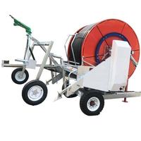Machine d'irrigation à flèche articulée avec enrouleur de tuyau, système de pulvérisation latérale multi-buses à large couverture pour la distribution d'eau dans les cultures maraîchères