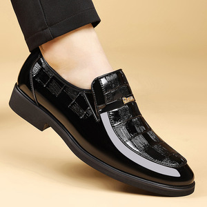 รองเท้าหนังแก้วทรงทางการสำหรับผู้ชาย หัวแหลม สวมแบบสลิปออน ส้นเตี้ย เหมาะสำหรับใส่ทำงานในออฟฟิศ กันลื่น ผลิตที่เมืองเหวินโจว - Product Image 4