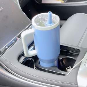 2025 moderno y elegante taza de acero inoxidable de 40OZ mango de paja plegable ligero Big Mac aislamiento de coche a prueba de fugas vacío portátil - Product Image 5