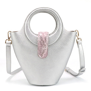Sac seau à poignée anneau en cuir PU argenté métallisé, personnalisable avec logo, très tendance, sac à bandoulière pour femme - Product Image 1