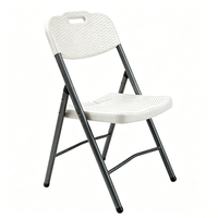Chaise pliante d'hôtel en plastique imitation rotin pour commande en gros, idéale pour les salles de banquet et les lieux commerciaux