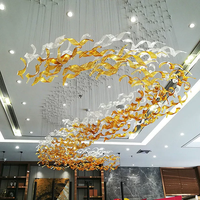 Lustre carré contemporain personnalisé en acier inoxydable et verre avec télécommande pour l'éclairage intérieur des halls d'hôtel et des salles de banquet