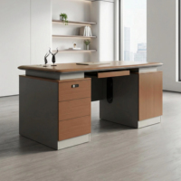 Bureau de personnel de bureau pratique avec surface de travail spacieuse et rangement à tiroirs pour les tâches administratives quotidiennes