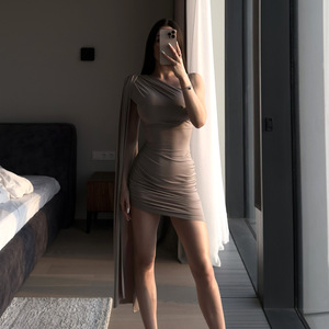 Vestido rojo asimétrico de un solo hombro con capa transparente para la noche - Product Image 4