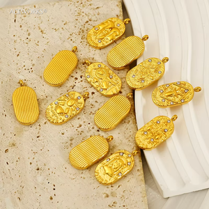 Colgante del Zodiaco en Relieve |   Dijes de Horóscopo con Incrustaciones de Diamantes en Acero Inoxidable Chapado en Oro PVD de 18K |   Impermeable, Hipoalergénico y Duradero - Product Image 4