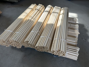 Proveedor Mayorista de China, Mango de Escoba de Madera Natural, Palos de Madera Lisos, Mango de Trapeador, Fabricante a Precio Económico - Product Image 1