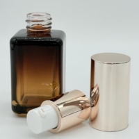 Flacon carré en verre dégradé ambré de luxe de haute qualité avec pompe dorée et bouchon à vis en aluminium 30 ml pour sérum et crème essentielle de soin de la peau