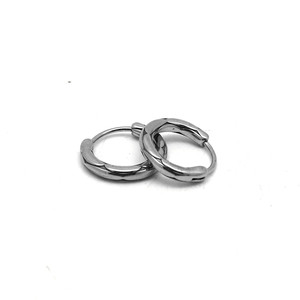 Pendientes Huggie yúnique de acero titanio unisex con diseño geométrico Otoño 2024 - Product Image 3
