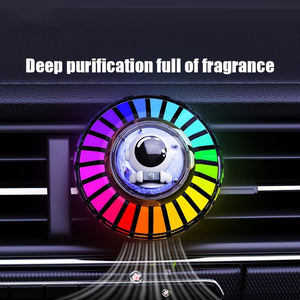 Aromatizante para Auto con Diseño de Astronauta, Decoración Interior Creativa RGB con Forma de Cabina Espacial, Perfume para Auto con Luz Ambiental - Product Image 5