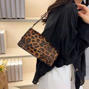 2025 nouveau motif léopard mode femmes polyvalent petit sac carré en cuir PU unique épaule sous les bras sac - Product Image 2