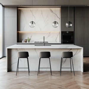Grand système d'armoires de <span class=keywords><strong>cuisine</strong></span> moderne pour famille <span class=keywords><strong>avec</strong></span> lacquerie blanche et construction en contreplaqué, <span class=keywords><strong>îlot</strong></span> <span class=keywords><strong>central</strong></span> et mur de <span class=keywords><strong>rangement</strong></span> - Product Image 1