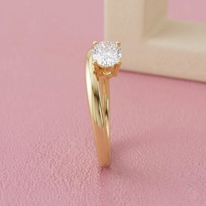 Anillo de Compromiso de Oro con Diamante Ovalado Corte Este-Oeste y Banda Lisa para Joyería Fina Moderna y Minimalista - Product Image 3