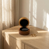Boîte à bagues ronde multifonctionnelle en bois de luxe faite à la main avec gravure laser pour les propositions de mariage, les fiançailles et les mariages