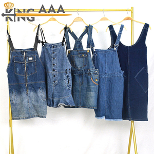 Balles de vêtements en jean Vêtements d'occasion pour femmes Jupe à bretelles en denim Ensemble de vêtements d'occasion - Product Image 2
