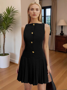 Vestido Mini Negro Sin Tirantes con Falda Plisada y Botones Dorados, Estilo Elegante para Fiesta, Tejido Entrecruzado, Sin Mangas - Product Image 3