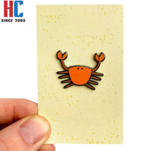Épinglette en métal plaqué or moderne, motif crabe rouge émaillé, thème vie marine et créatures d'aquarium, personnalisable avec logo, cadeau artisanal, fabrication usine avec 20 ans d'expérience - Product Image 6