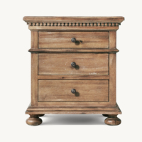 Table de chevet à trois tiroirs peinte crème, avec moulures dentelées, pieds en forme de boule et poignées antiques, style vintage américain, meuble de chambre à coucher