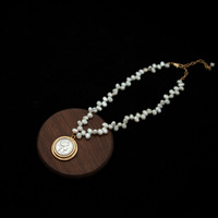 Collier pendentif pièce de monnaie vintage avec chaîne de perles baroques pour femme – Fourniture de bijoux en gros