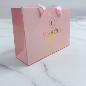 Sac en papier rose de luxe avec logo personnalisé en feuille d'or pour l'emballage de bijoux, de cosmétiques et de lunettes, avec poignée en ruban - Product Image 3