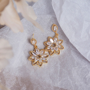 Orecchini Pendenti Vintage con Fiori di Cristallo per Donne, Dettagli Floreali con Pavé, Accessori per Uso Quotidiano e Feste - Product Image 2