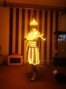 Rendimiento anual Resplandor Ropa bar KTV en licor Atmósfera Props LED Resplandor Armadura dorada Traje de <span class=keywords><strong>emperador</strong></span> - Product Image 6