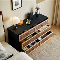 Commode moderne à six tiroirs, fabriquée en chêne rouge massif, avec des accents de motifs créatifs, pour le salon ou la chambre à coucher
