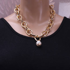 Collar de perlas con cadena gruesa dorada y colgante de perla para mujer, uso diario. - Product Image 1