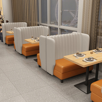 Ensemble table et chaises de restaurant sur le thème western, en bois massif et cuir, banquette 2-4 places, orange, durable et écologique