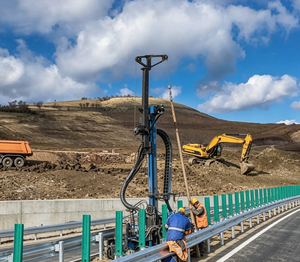 Barrera de seguridad de acero tipo W para proyectos de construcción de carreteras en Dubái, Catar y Arabia Saudita - Product Image 5