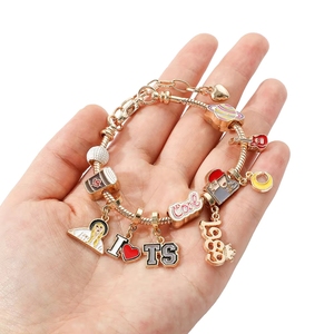 Pulseras de cadena de serpiente ajustables de aleación de cobre chapadas en oro al por mayor con dijes de guitarra, luna y corazón, pulsera de moda para fanáticos de la música - Product Image 2