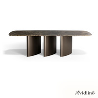 Table à manger moderne en marbre foncé avec base incurvée en acier inoxydable bronze antique, taille personnalisée pour salle à manger et hôtel