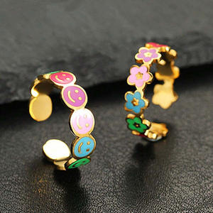 แหวนสแตนเลสสตีลชุบทองรูปดอกเดซี่เล็ก ดีไซน์ใหม่ทันสมัย ได้รับการรับรอง QX สำหรับผู้หญิง เหมาะสำหรับงานแต่งงาน งานหมั้น หรือเป็นของขวัญ - Product Image 5