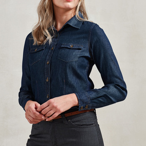 Camisa Vaquera con Botones, Dobladillo Curvo y Espalda Ligeramente Extendida para una Silueta Moderna y un Estilo Casual Femenino Contemporáneo - Product Image 4