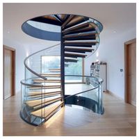 Escalier en spirale PRIMA, forme unique pour décorer les intérieurs de maisons à plafonds hauts et à lofts ouverts
