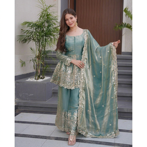 Salwar Kameez de Seda Azul Claro con Bordado Intenso, Lentejuelas y Espejos, Traje Tradicional Indio-Pakistaní para Bodas y Fiestas - Product Image 1