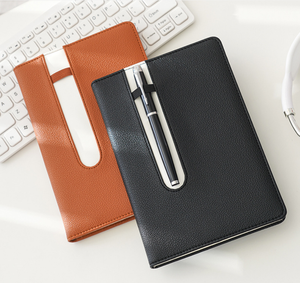Carnet de notes/agenda en cuir PU souple de haute qualité avec logo personnalisé, couverture rigide et porte-stylo cousu sur la couverture - Product Image 1