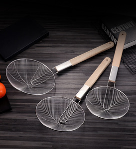 Cuillère écumoire en acier inoxydable avec manche en bois pour la cuisson, la friture et la préparation des plats chauds – Ustensile de cuisine professionnel - Product Image 6