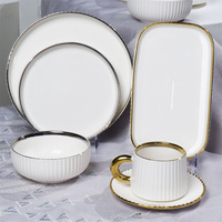 Services de table en céramique élégants et gaufrés de style nordique, avec bordure dorée, assiettes et bols en grès pour mariage
