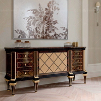 Buffet de style néoclassique de luxe avec cadre en bois et décor doré, console sculptée pour salle à manger