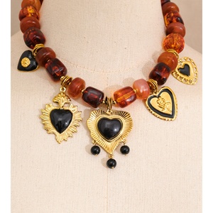 Collar JINYOU 2983 de Moda con Cuentas Cuadradas de Resina Color Ámbar, Collar con Colgante de Corazón de Esmalte Negro Chapado en Oro sobre Acero Inoxidable - Product Image 4