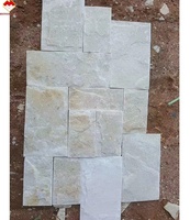 Pierre naturelle de culture, quartzite blanc avec mica et inclusions roses ou oranges pour la conception de revêtements muraux extérieurs de villas et d'hôtels