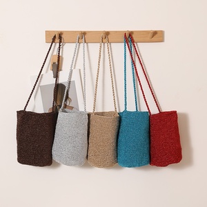 Borsa a secchiello cilindrica in paglia dorata, nuova, tinta unita, con tracolla alla moda e dettagli brillanti, intrecciata, per tutti i giorni, versatile, da spiaggia - Product Image 1