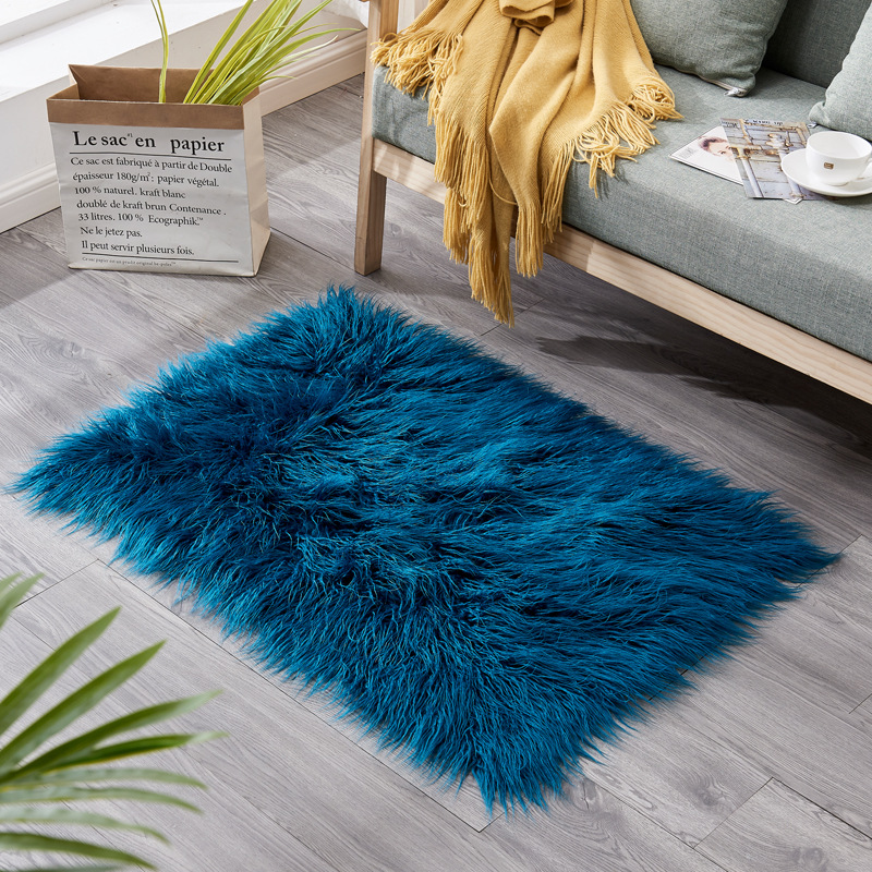 Azul oscuro, lana color canela.