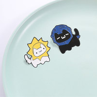 Épinglette en émail motif chaton jour et nuit, badge métallique élégant pour accessoire vestimentaire quotidien sur le thème cosmique