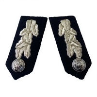 Collier Gorget de style classique brodé en dentelle des Émirats arabes unis, personnalisé, avec détails de feuilles argentées, boutons et fermoir papillon
