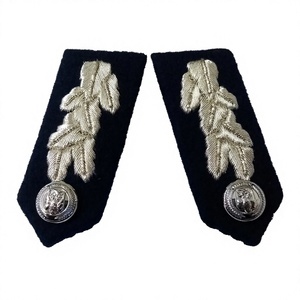Accessoires d'uniforme : Collier Gorget brodé style classique personnalisé Émirats Arabes Unis avec languettes et détails feuille d'argent, boutons - Product Image 1