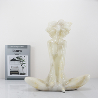 Statue de femme yoga abstraite en résine beige, faite à la main, effet marbre, décoration moderne de luxe pour la maison, sculpture pour le salon