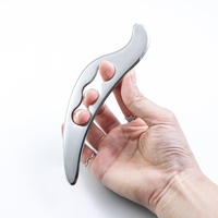Masseur facial ergonomique Kinwong à 3 trous en acier inoxydable, outil Gua Sha, commande manuelle filaire, poignée antidérapante, planche de raclage du visage