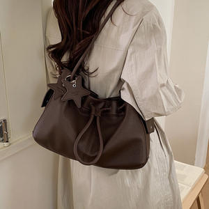 Nouveau sac à cordon en cuir lychee marron foncé avec motif étoile pour femme – Sac à main de qualité supérieure, sac à bandoulière minimaliste - Product Image 1