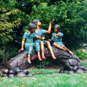 草の上で遊ぶ3人の子供たちモダンなブロンズの子供たちの彫刻